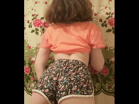 ❤️ 性感的年轻宝贝在镜头前脱下她的短裤 Fucking video❌️❤