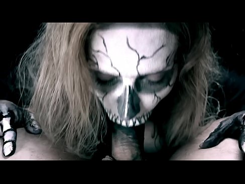 ❤️ 恶魔女孩用她的黑嘴吸吮鸡巴并吞下精液。 Fucking video❌️❤