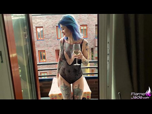 ❤️ 巨大的女孩大口吸吮,在空旷的天空下热情地做爱 Fucking video❌️❤